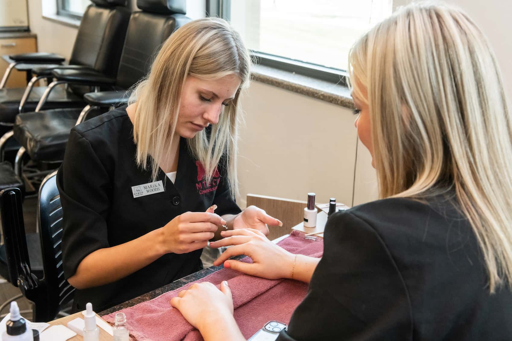 nail-technician-197